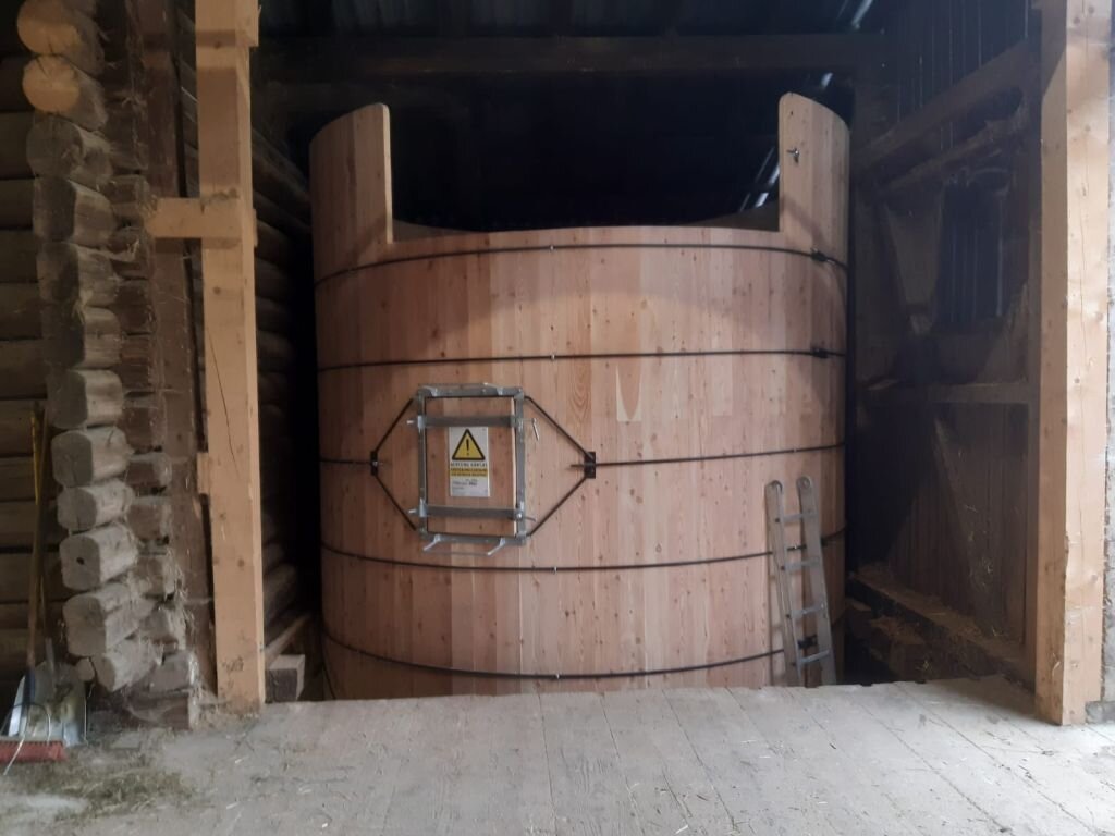 Holzsilo Mit Ausschnitt Für Kranentnahme