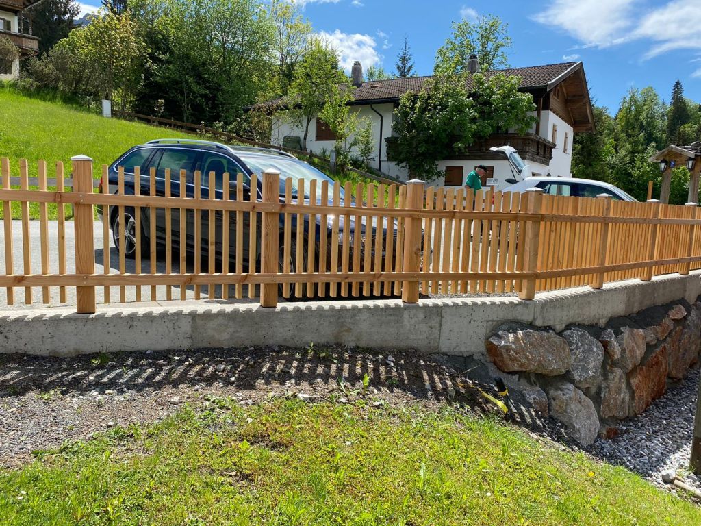 Lattenzaun Aus Lärchenholz, Latten Hochkantig Montiert, Säulen Mit Pyramidendach 2