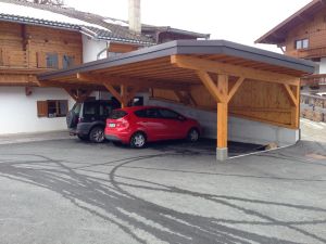 Carport in engstem Raum