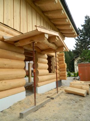 Eingang Blockhaus In Kanadischer Naturstammbauweise