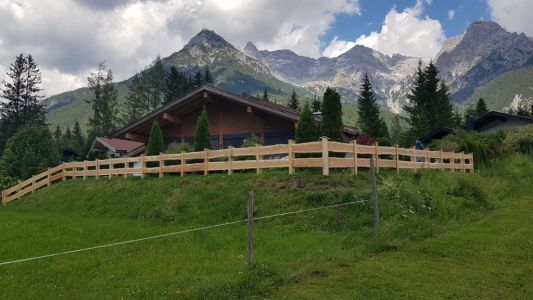 Zaun Aus Unbesäumten Lärchenbrettern