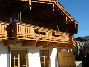 Rustikal Bearbeiteter Balkon In Altholzoptik